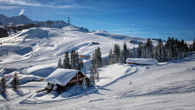 Winter landscape with snow-covered mountains and huts | © Kerstin Jönson