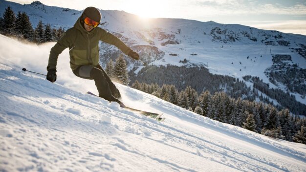 Skifahrer auf schneebedeckter Piste.