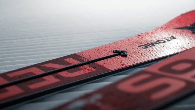 Rote Atomic-Ski mit Wassertropfen auf präparierter Piste | © Atomic Austria GmbH