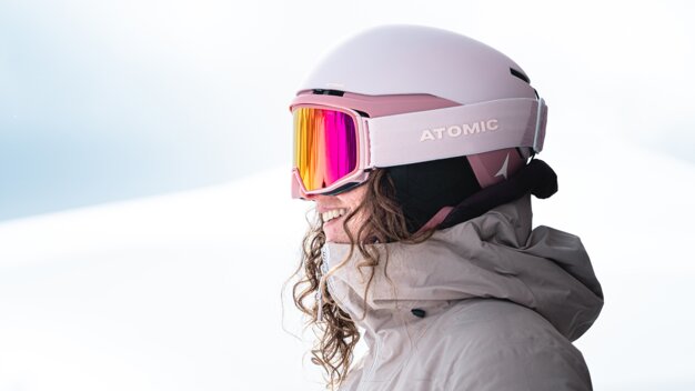 Woman wearing ski helmet and goggles | © ATOMIC