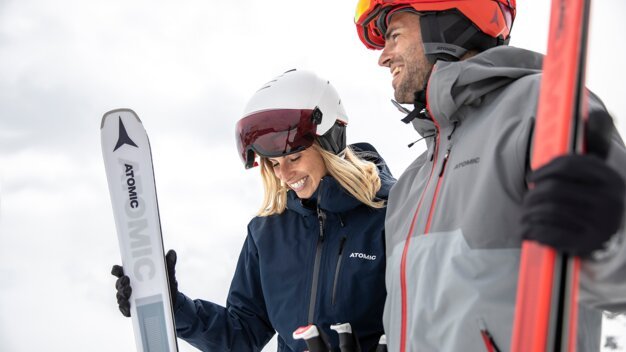 Two skiers wearing Atomic gear in the snow. | © ATOMIC