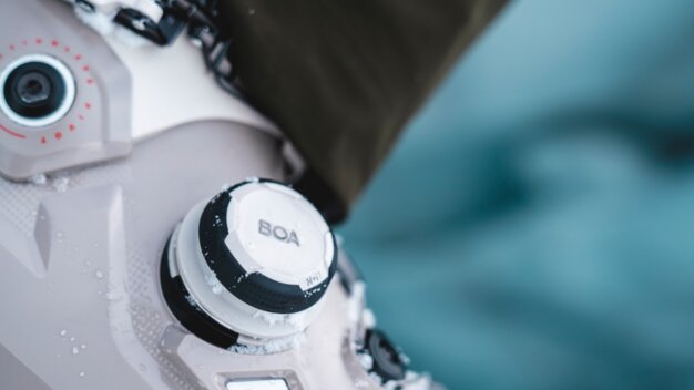 Close-up of a BOA dial on a ski boot. | © Christoph Johann, All Rights Reserved