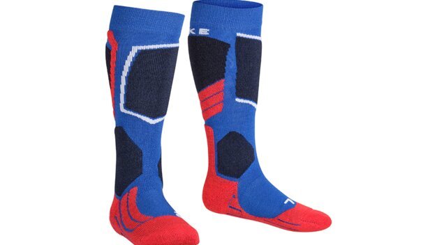 Paar blaue und rote Skisocken | © FALKE