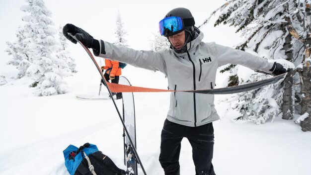 Skier putting skins on skis | © Helly Hansen / Cam McLeod