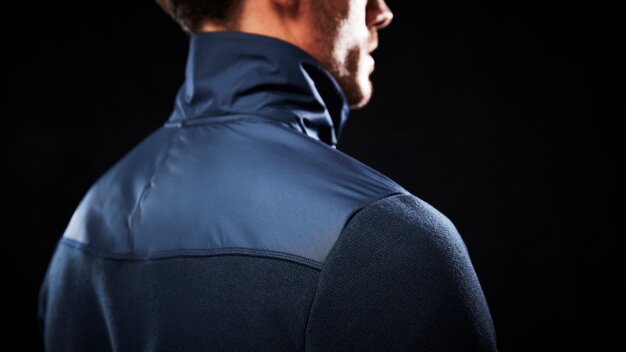 Mann von hinten in blauer Jacke. | © Helly Hansen