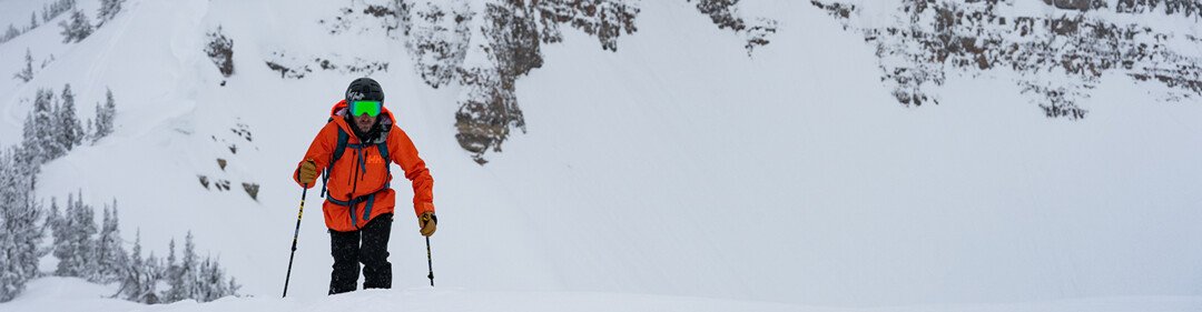 Skifahrer im Schnee mit Berg im Hintergrund. | © Helly Hansen / Cam McLeod