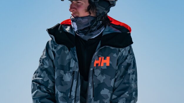 Skier wearing a helmet and goggles in winter clothing | © Helly Hansen / Cam McLeod