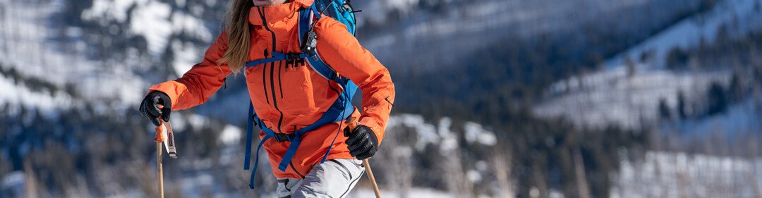 Femme faisant du ski de randonnée dans la neige. | © Helly Hansen / Cam McLeod