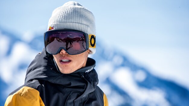 Portrait of a snowboarder wearing ski goggles and a beanie. | © Oakley