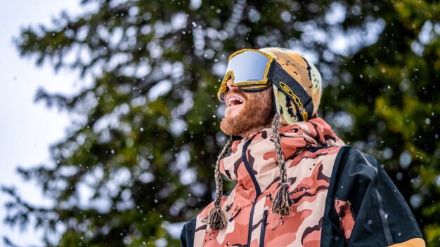 Man with ski goggles and hat in the snow | © Oakley