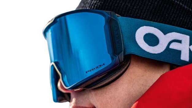 Mann mit Oakley-Skibrille und roter Jacke. | © Oakley