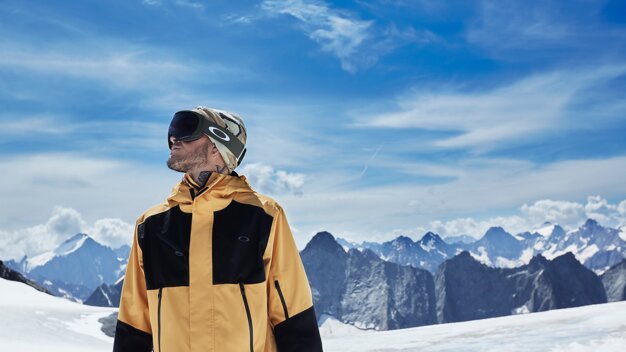 Man with ski goggles and jacket in snowy mountain landscape | © Oakley