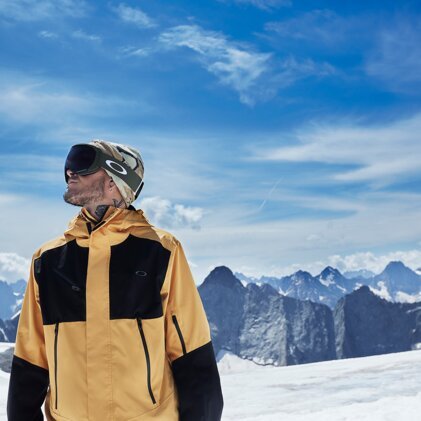 Man with ski goggles and jacket in snowy mountain landscape | © Oakley