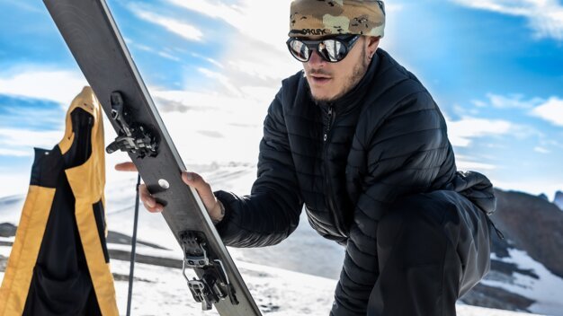 Man with skis in snowy mountain landscape | © www.robybragotto.com