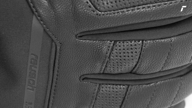 Detailaufnahme eines schwarzen Lederhandschuhs mit Perforation. | © Reusch