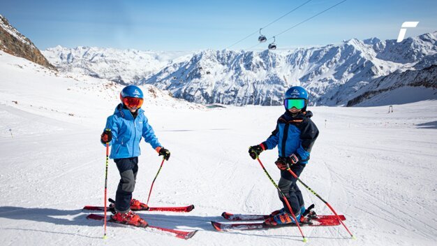Zwei Kinder beim Skifahren in den Bergen. | © Reusch