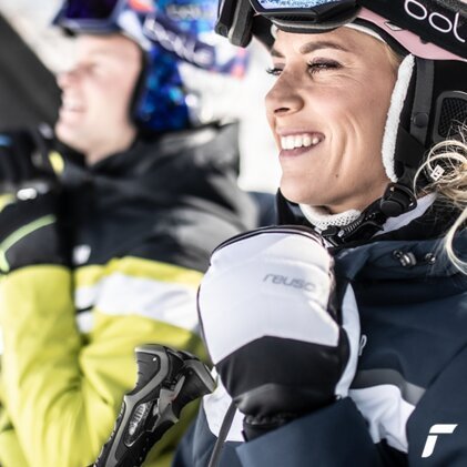 Smiling female skier wearing Reusch gloves. | © Reusch