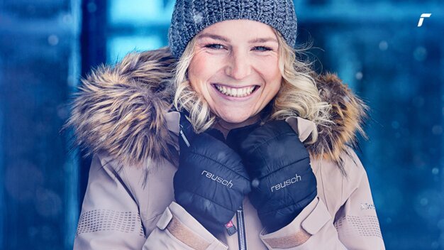 Woman smiling with Reusch gloves and winter apparel. | © Reusch