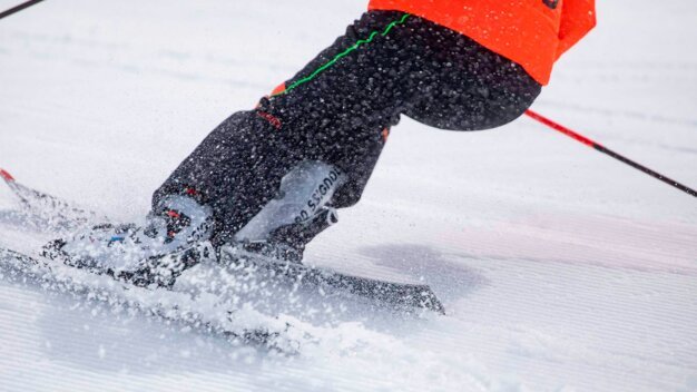 Skier in motion on snowy slope. | © Rossignol / Louis Garnier