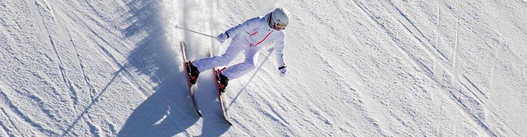 Skier on a groomed ski slope. | © Rossignol / Louis Garnier