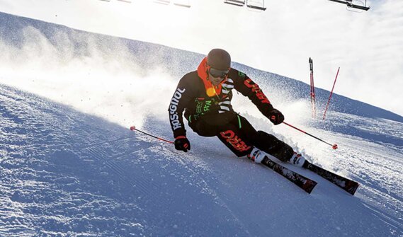 Skier skiing down a slope | © Rossignol / Louis Garnier