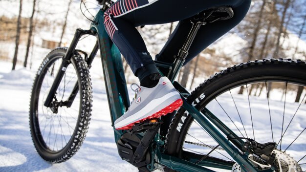 Person riding an electric bicycle in the snow. | © Rossignol / Louis Garnier