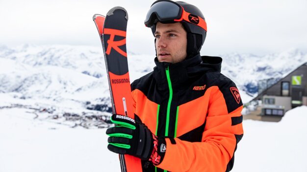 Skifahrer mit Skiern vor verschneiter Bergkulisse. | © Rossignol