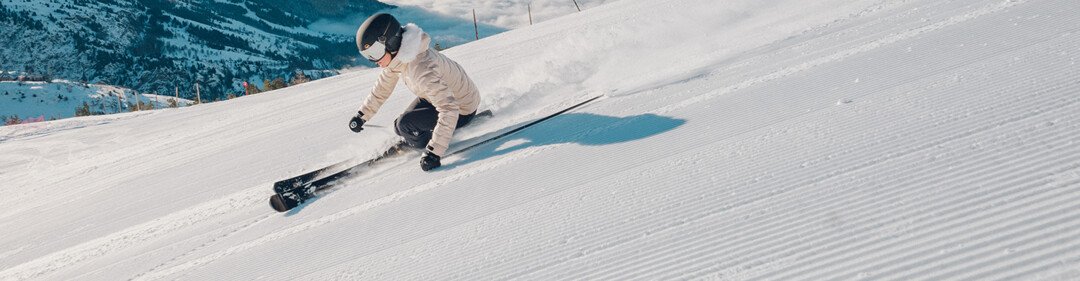 Skier skiing down a groomed slope in the mountains. | © Rossignol / Matt Georges