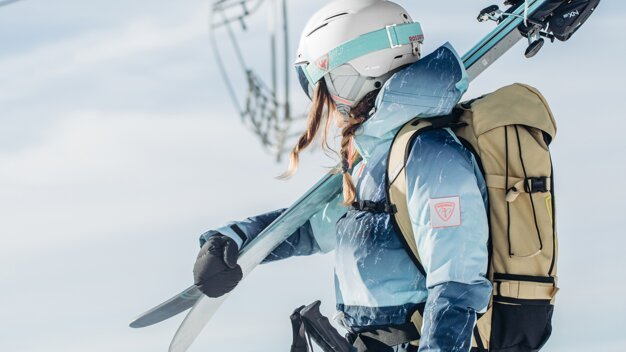 Skier carrying skis and a backpack. | © Rossignol / Ludo Chauchaix