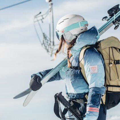 Skier carrying skis and a backpack. | © Rossignol / Ludo Chauchaix