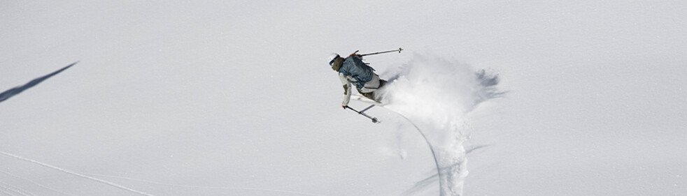 Skifahrer fährt im Tiefschnee | © Salomon