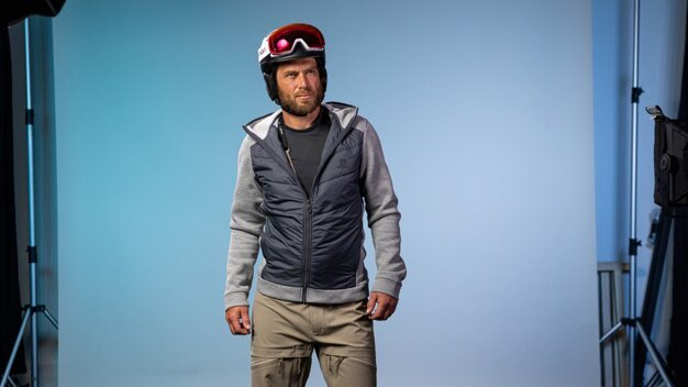 Mann mit Skihelm und -brille | © SALOMON