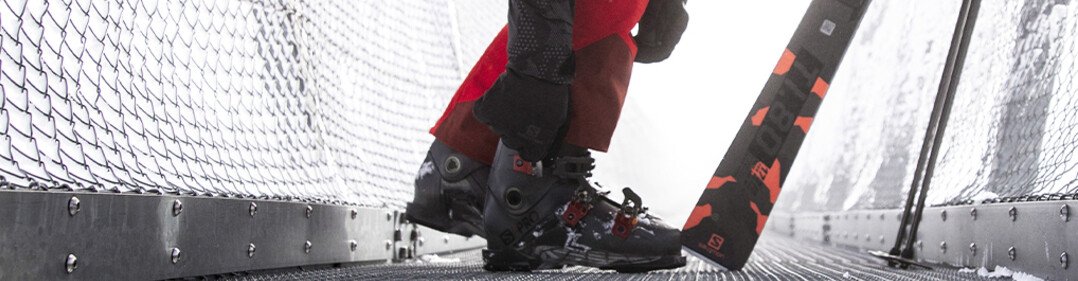 Skier on a bridge preparing to ski. | © SALOMON