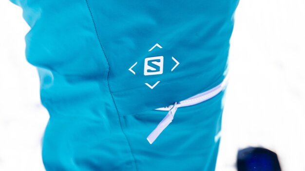 Blue ski pants with Salomon logo and zipper | © Salomon