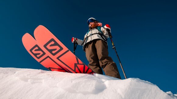 Skier with a skier on top of a snowy hill | © Salomon