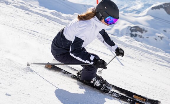 Skier on a snow-covered slope. | © Salomon / Louis Garnier