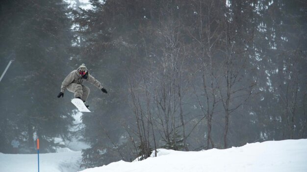 Snowboarder jumping over a snowbank. | © SALOMON