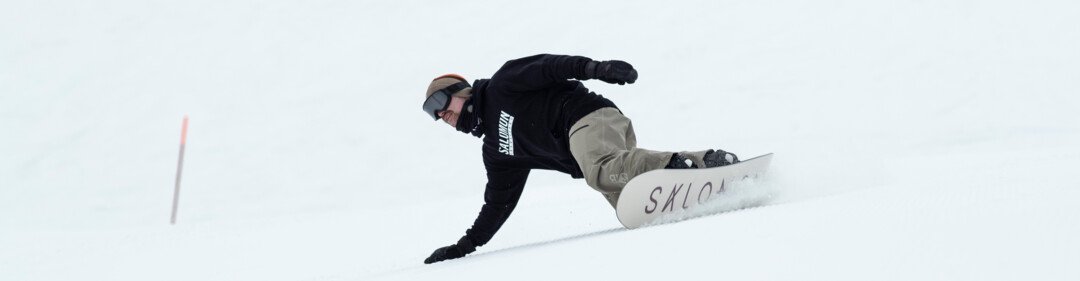 Snowboarder riding on a snowy slope | © SALOMON