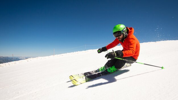 Skier on snowy slope | © Focus Outdoor