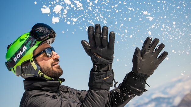 Mann wirft Schnee in die Luft. | © Focus Outdoor