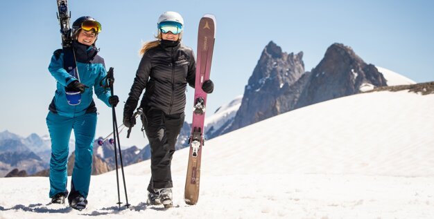 Two female skiers on a snow-covered mountain | © Focus Outdoor