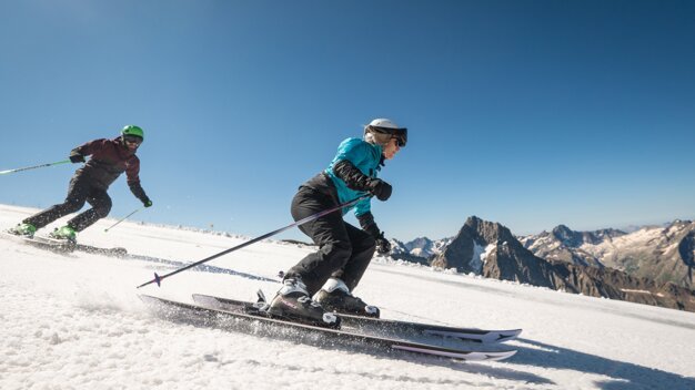 Two skiers on a snowy slope on a sunny day. | © Focus Outdoor