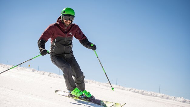 Skier on the slopes on a sunny day. | © Focus Outdoor