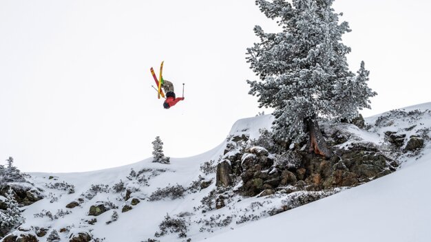 Skier performing a backflip in the snow. | © VÖLKL / c.Pally-Learmond