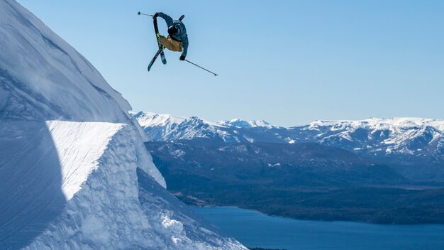 Skier jumping off a cliff in the mountains. | © VÖLKL / c.Pally-Learmond