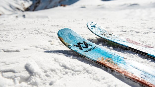 Skier im Schnee | © VÖLKL / Syo van Vliet