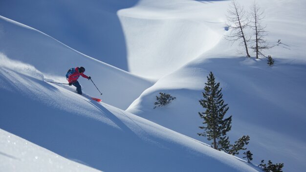 Skier skiing down a snowy slope. | © MDV / Ma.Fia.Photography / Alice Russolo / Pierre Lucianaz