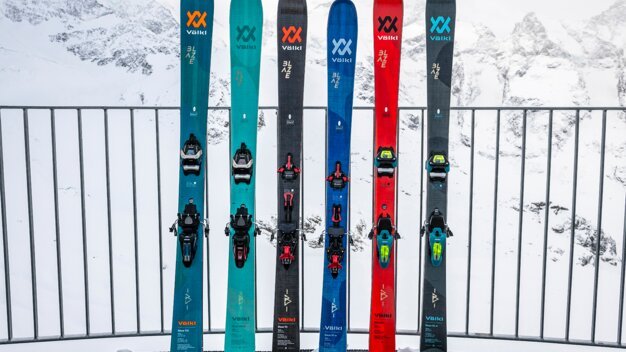 Six Völkl Blaze skis lined up in different colors. | © MDV / c.Pally Learmond