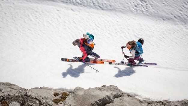 Two skiers on a snow-covered slope | © MDV / Ma.Fia.Photography