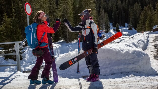 Two skiers high-fiving in a snowy landscape. | © MDV / Ma.Fia.Photography